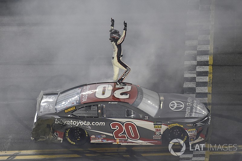 Erik Jones gana una alocada carrera en Daytona