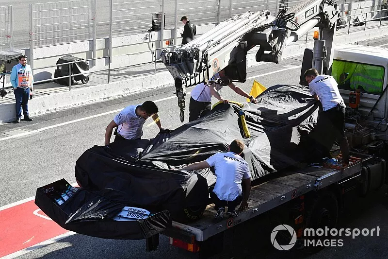 Lewis Hamilton's Mercedes F1 W11 wordt teruggebracht naar de pits