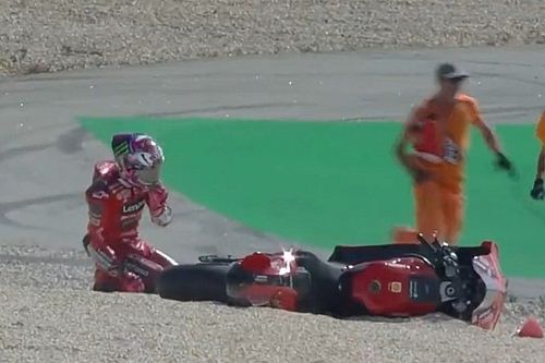 V&iacute;deos: accidentado arranque de carrera sprint de MotoGP en Portugal