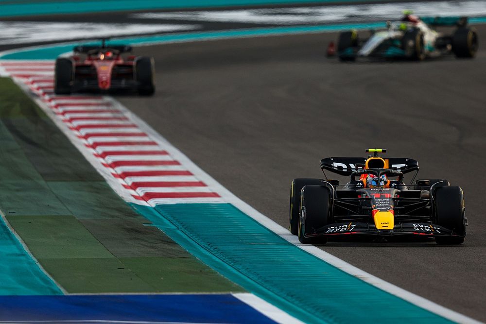 Sergio Perez, Red Bull Racing RB18, Charles Leclerc, Ferrari F1-75