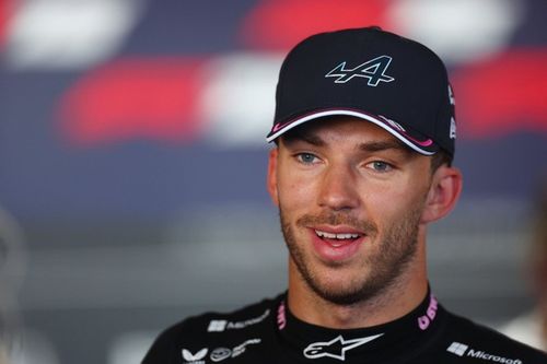 Gasly elogia la calidad de Sainz en f&uacute;tbol... y el "esfuerzo" de Hadjar