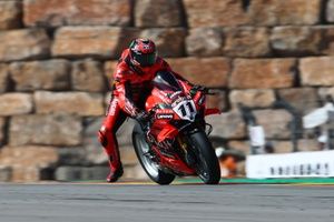 WSBK Aragón - Bulega aprende de sus errores y lidera la Superpole Race