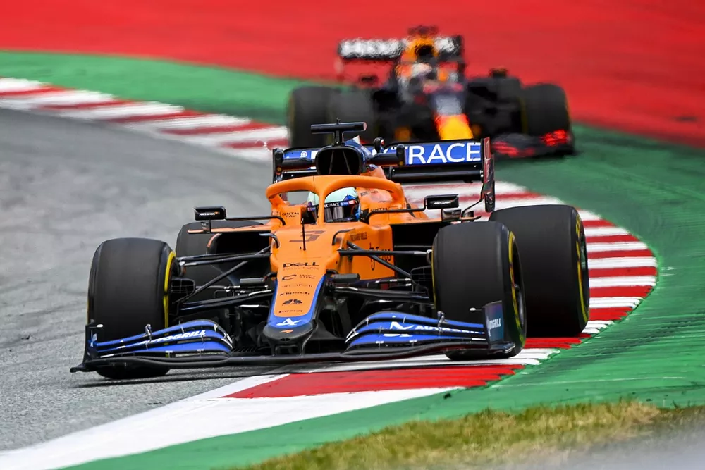 Daniel Ricciardo, McLaren MCL35M, Max Verstappen, Red Bull Racing RB16B