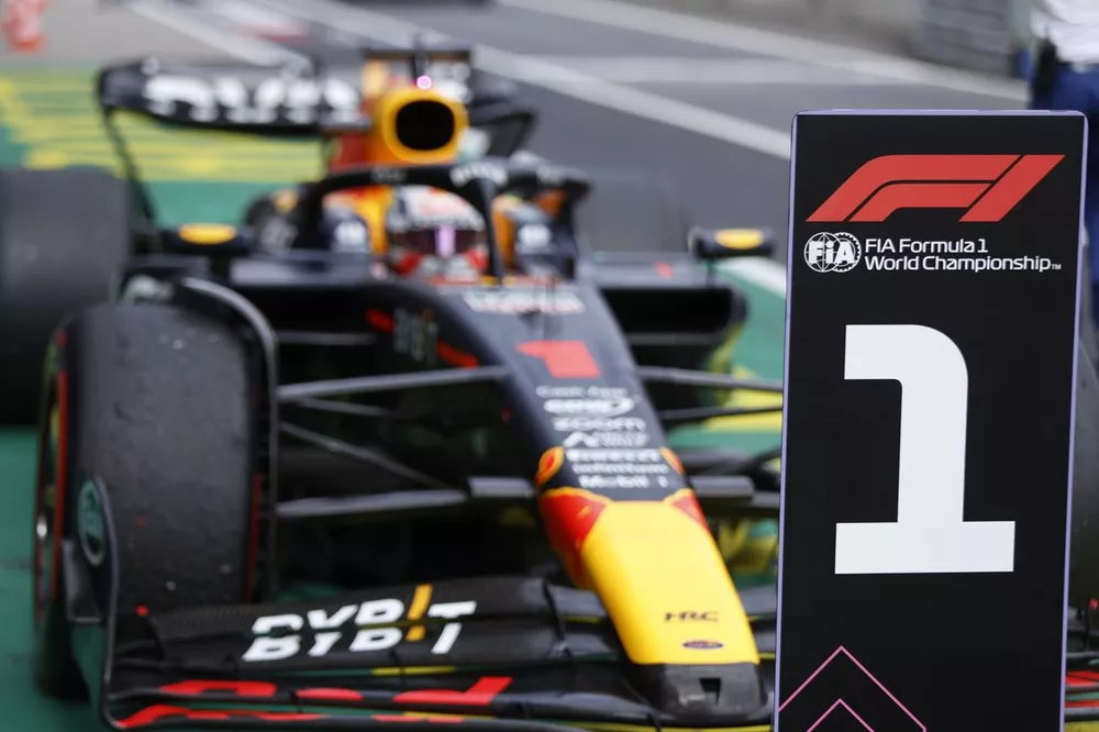 Max Verstappen, Red Bull Racing RB19, 1e positie, komt aan in Parc Ferme