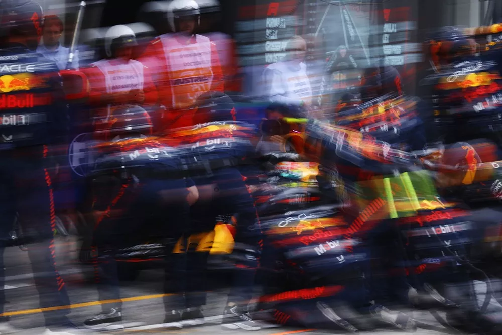 Sergio P&eacute;rez, Red Bull Racing RB19, hace una parada en boxes