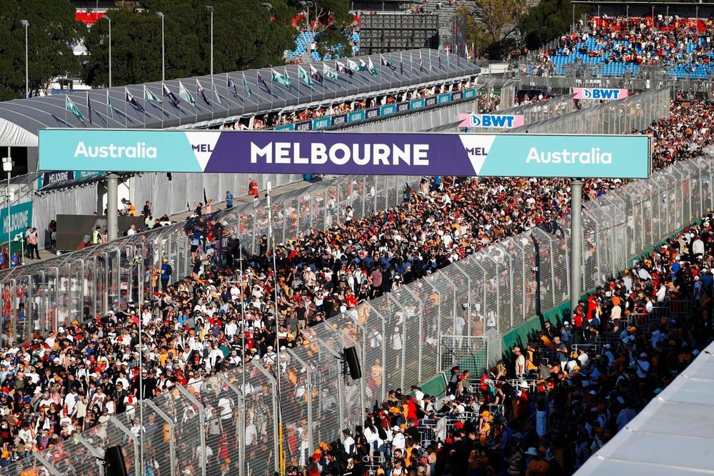Los aficionados invaden el circuito al final de la carrera para la ceremonia del podio