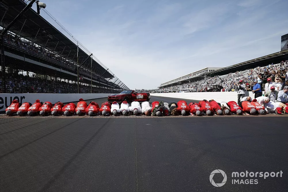 Race winner Marcus Ericsson, Chip Ganassi Racing Honda, podium, Victory Lane, team, bricks, kiss