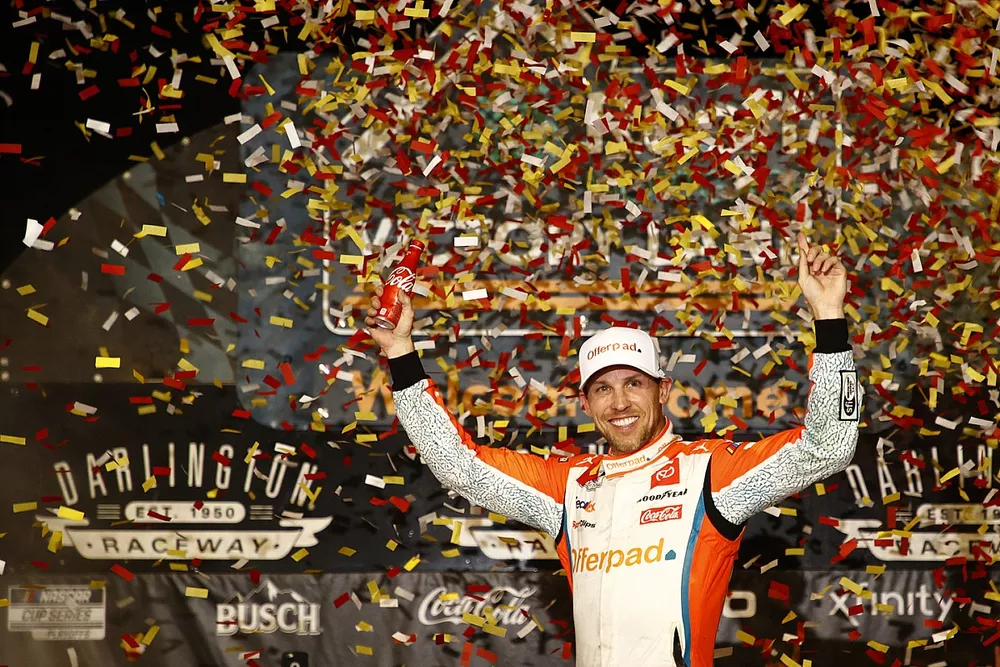 El ganador de la carrera, Denny Hamlin, Joe Gibbs Racing, Toyota Camry Offerpad