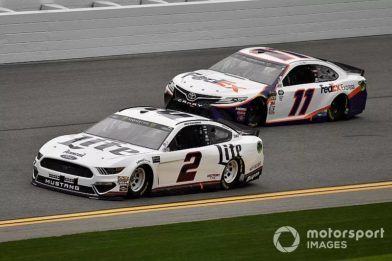 Brad Keselowski, Team Penske, Ford Mustang Miller Lite and Denny Hamlin, Joe Gibbs Racing, Toyota Camry FedEx Express