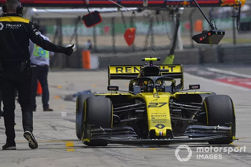 Nico Hulkenberg, Renault F1 Team R.S. 19, in the pits during practice