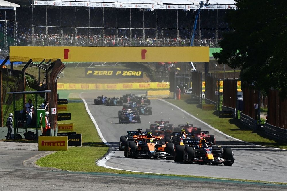 Max Verstappen, Red Bull Racing RB19, Lando Norris, McLaren MCL60, George Russell, Mercedes F1 W14, el resto de la parrilla.