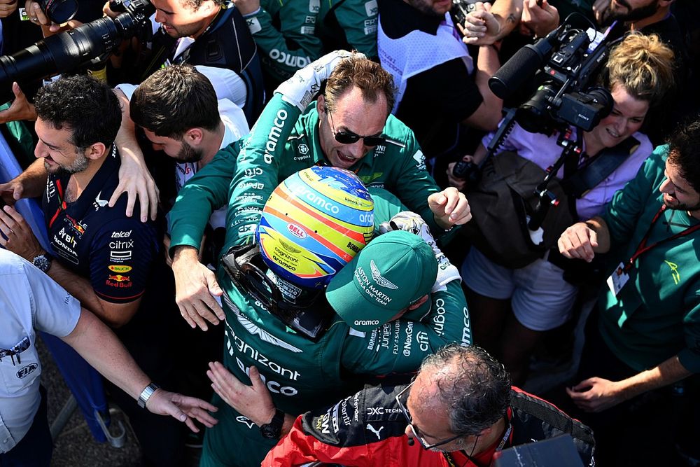 Fernando Alonso, Aston Martin F1 Team, 3&ordf; posici&oacute;n, celebra con su equipo su llegada al Parc Ferme