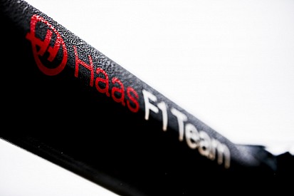 Haas pilotları siyah ve altın rengindeki yeni takım kıyafetlerini giydi