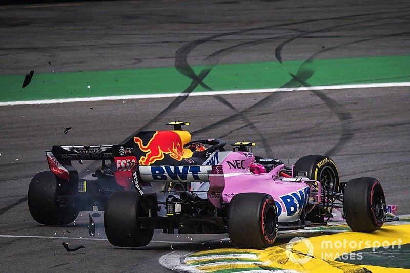 El l&iacute;der Max Verstappen, Red Bull Racing RB14 choca con Esteban Ocon, Racing Point Force India VJM11 
