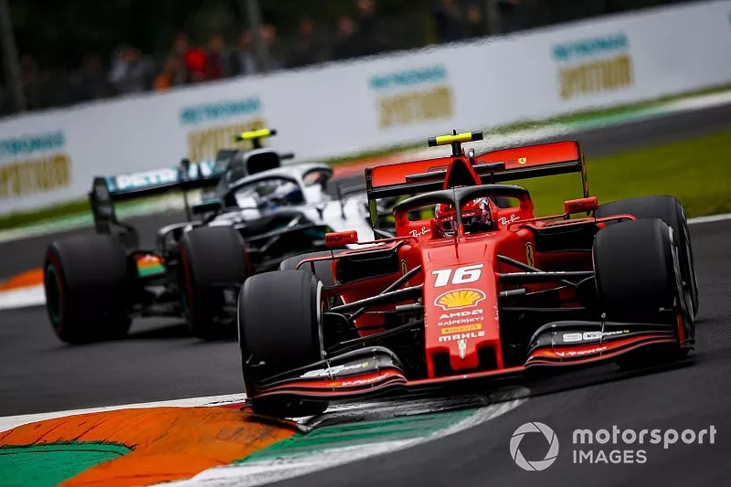 Charles Leclerc, Ferrari SF90, devant Valtteri Bottas, Mercedes AMG W10