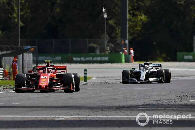 Charles Leclerc, Ferrari SF90 et Lewis Hamilton, Mercedes AMG F1 W10 