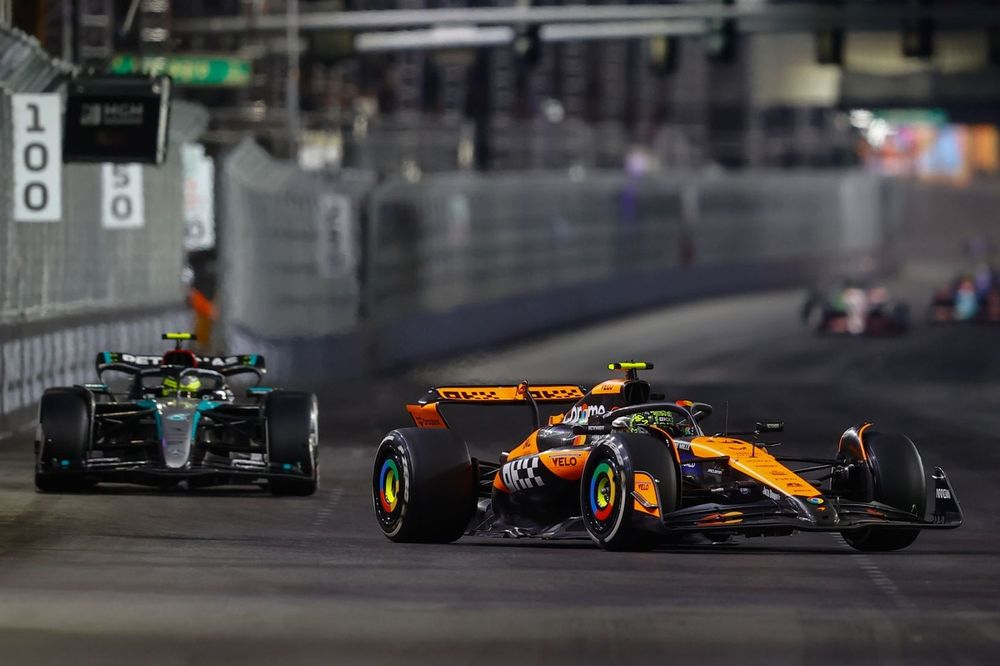 Lando Norris, McLaren MCL38, Lewis Hamilton, Mercedes F1 W15