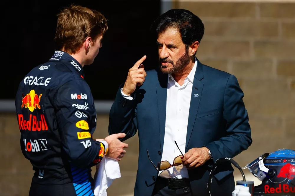 Mohammed Ben Sulayem, President, FIA, discute avec Max Verstappen, Red Bull Racing, troisi&egrave;me, dans le parc ferm&eacute;