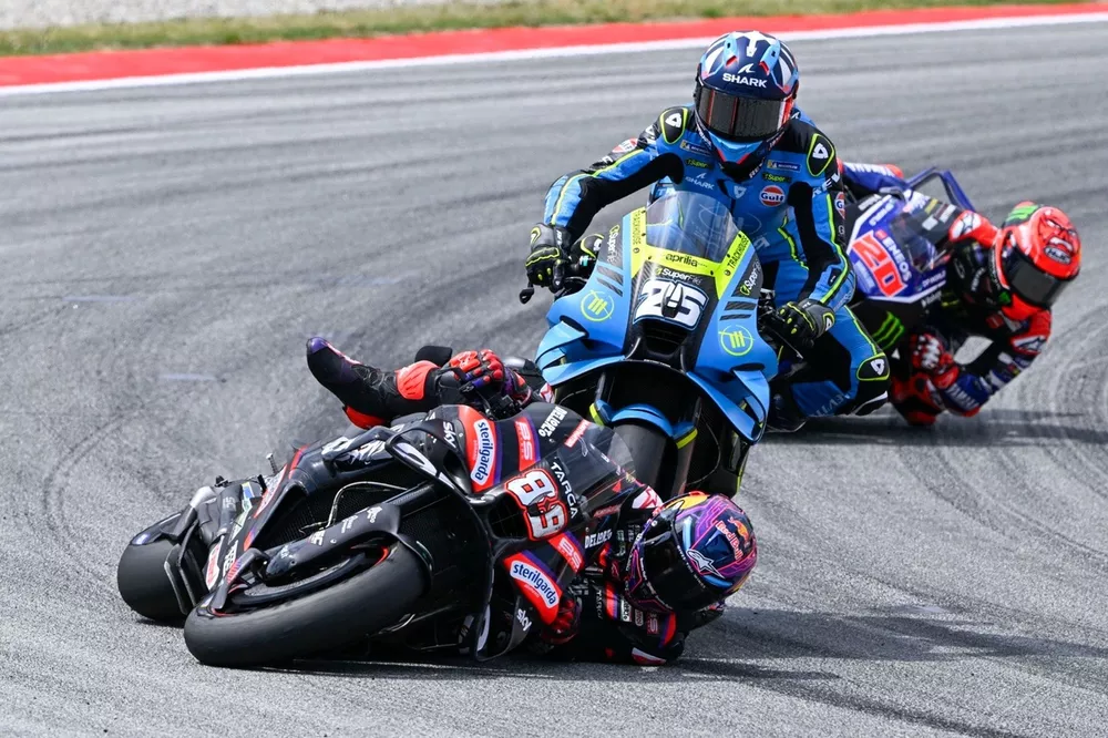 La chute de Jorge Martin, Aprilia Racing Team, apr&egrave;s un contact avec Raul Fernandez, Trackhouse Racing