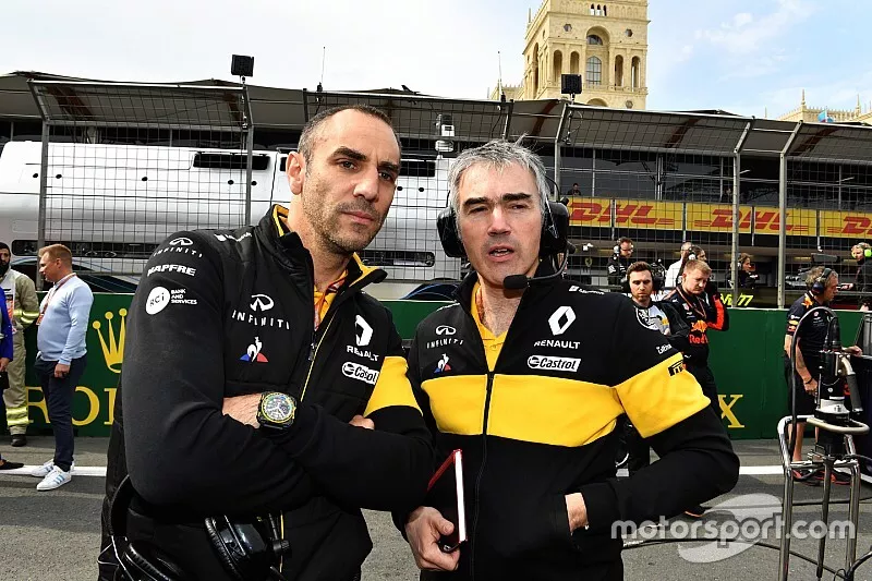 Cyril Abiteboul, directeur g&eacute;n&eacute;ral de Renault Sport Racing, et Nick Chester, Renault Sport F1 Team, sur la grille de d&eacute;part