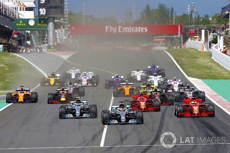 Start: Lewis Hamilton, Mercedes AMG F1 leads