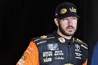 Truex admite que Harvick est&aacute; por corriendo "en su propia liga"