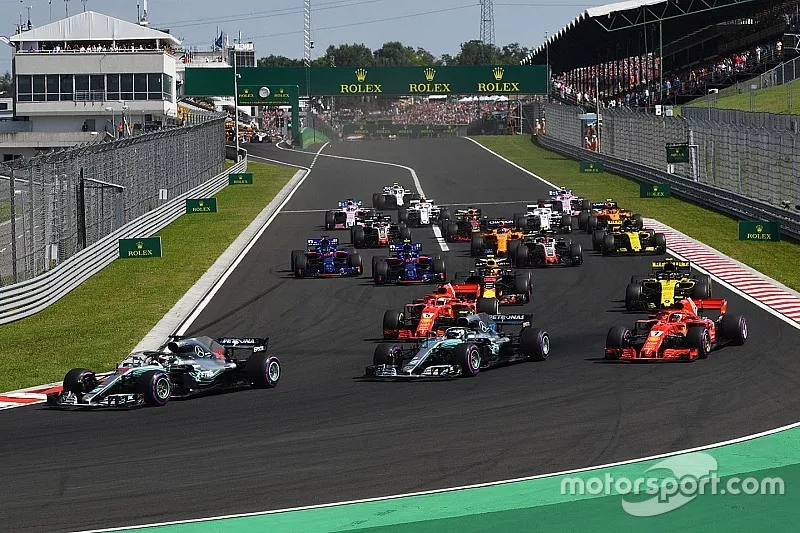 Lewis Hamilton, Mercedes-AMG F1 W09 leads Valtteri Bottas, Mercedes-AMG F1 W09 at the start of the race