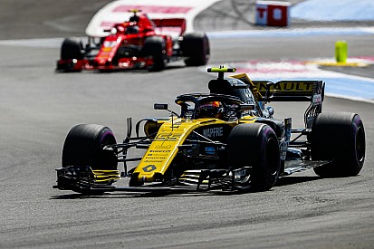 Renault diz que sofreu “dano colateral” na briga entre Mercedes e Ferrari