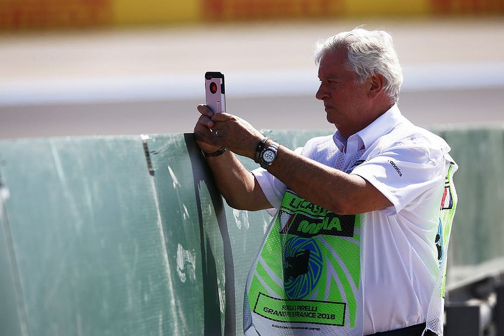 Pat Symonds toma una foto en su teléfono