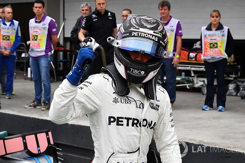 Ganador de la pole Valtteri Bottas, Mercedes-Benz F1 W08