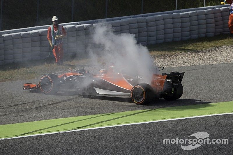 Fernando Alonso, McLaren MCL32, parkeert zijn wagen met motorproblemen