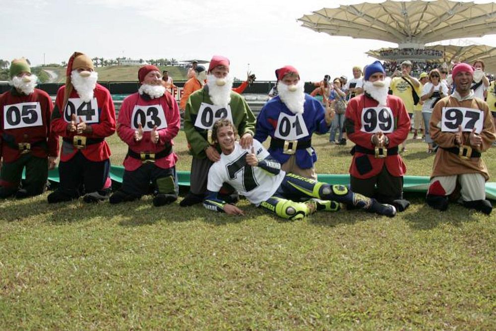 Número de Suerte 7: 2005 World Champion Valentino Rossi celebra su 7 º Campeonato del mundo