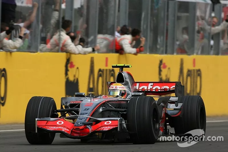 Ganador de la carrera Lewis Hamilton, McLaren Mercedes, MP4-22