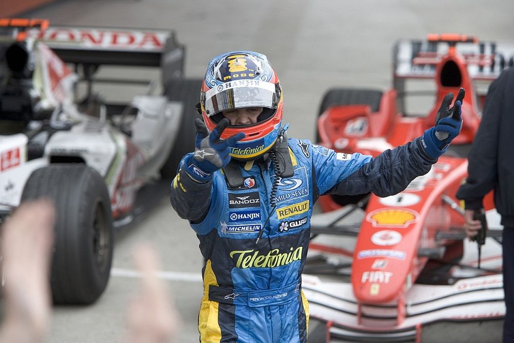 El ganador del GP de San Marino 2005, Fernando Alonso, lo celebra