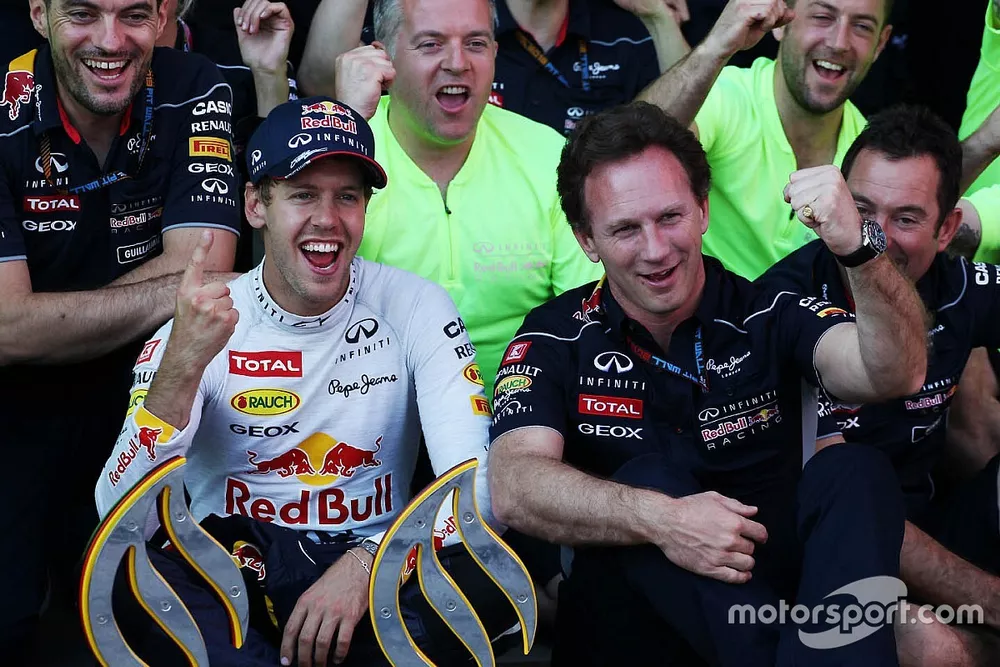Ganador de la carrera Sebastian Vettel, Red Bull Racing celebra con Christian Horner, director del e