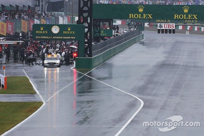 La carrera detenida y los coches en los boxes con el coche de seguridad