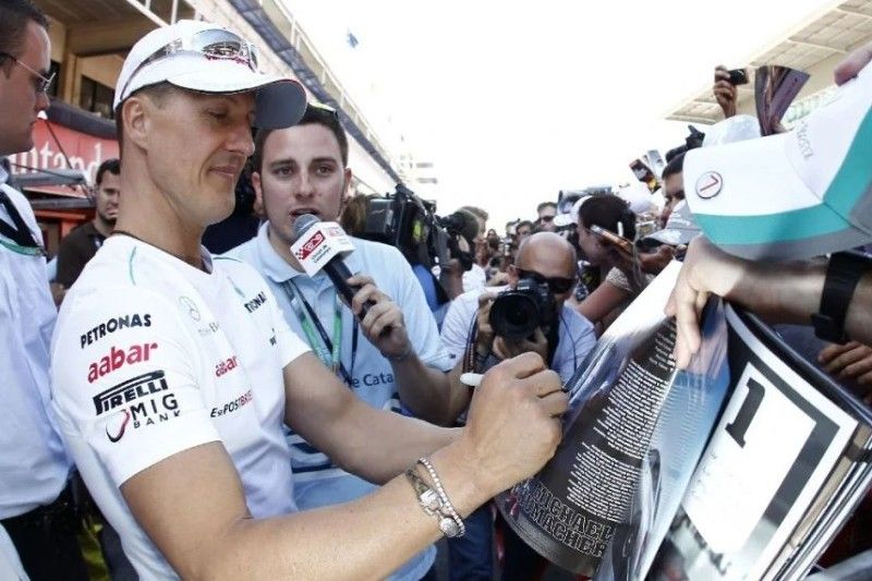 Michael Schumacher firmando un aut&oacute;grafo