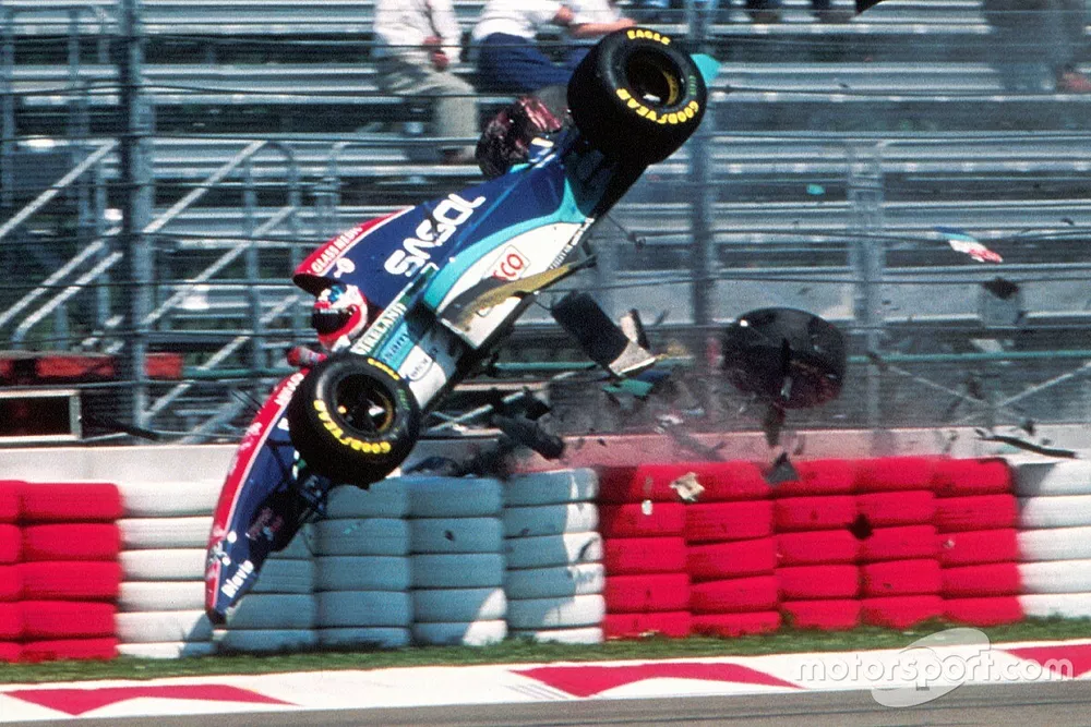 Rubens Barrichello, con Jordan, involucrado en un gran accidente