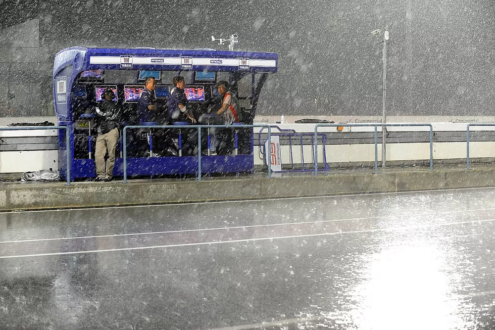 Una tormenta cae sobre el circuito internacional de Losail