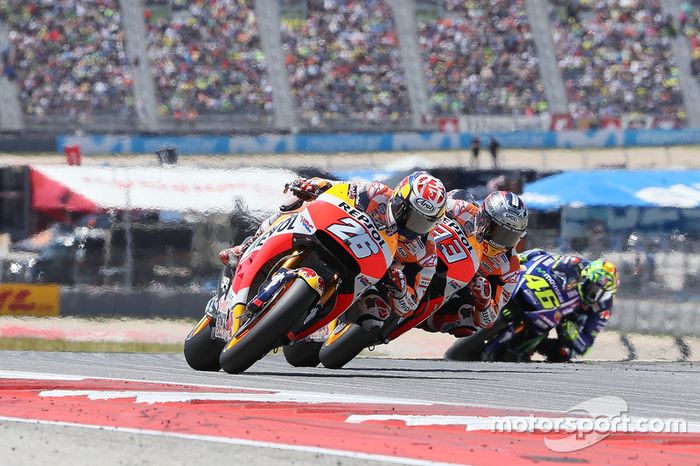 Dani Pedrosa surpreendeu no início e assumiu a liderança, seguido por Marc Márquez e Valentino Rossi.