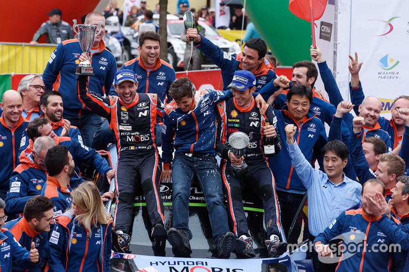 I vincitori Thierry Neuville, Nicolas Gilsoul, Hyundai Motorsport