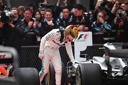 Le vainqueur Lewis Hamilton, Mercedes AMG F1 W08 en parc fermé