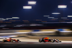 Daniel Ricciardo, Red Bull Racing RB13; Sebastian Vettel, Ferrari SF70H
