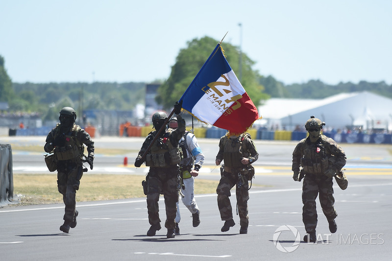 The French armed forces bring the starting flag to the track