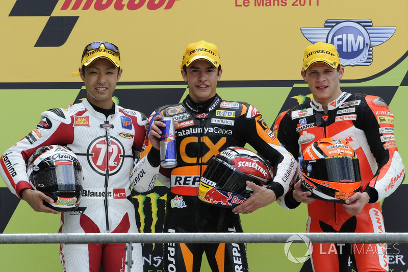 Podio: il secondo classificato Yuki Takahashi, il vincitore della gara Marc Marquez, il terzo classi