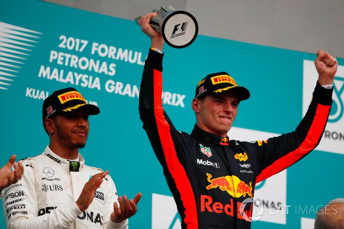 Ganador, Max Verstappen, Red Bull Racing, con su trofeo.
