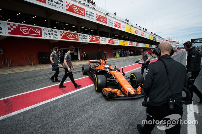 Fernando Alonso, McLaren MCL32 en los pits