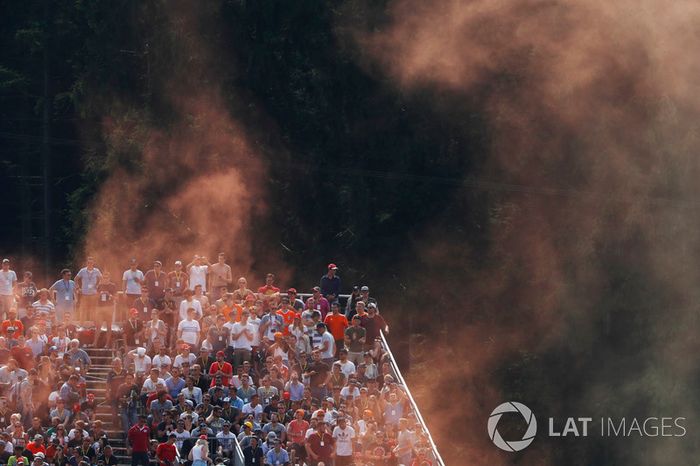 Los fanáticos holandeses parten las llamaradas naranja