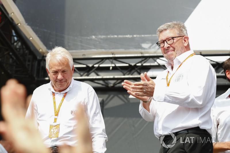 Charlie Whiting, Direttore di Gara FIA, Ross Brawn, Managing Director del Motorsport, FOM, sul palco