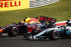 Max Verstappen, Red Bull Racing RB13, y Lewis Hamilton, Mercedes AMG F1 W08